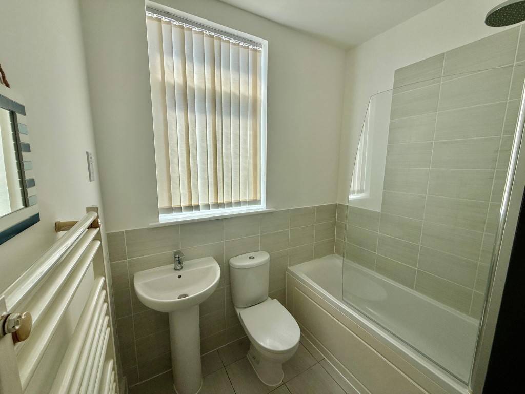 Lot: 69 - VACANT ONE-BEDROOM FLAT - Bathroom with W.C.